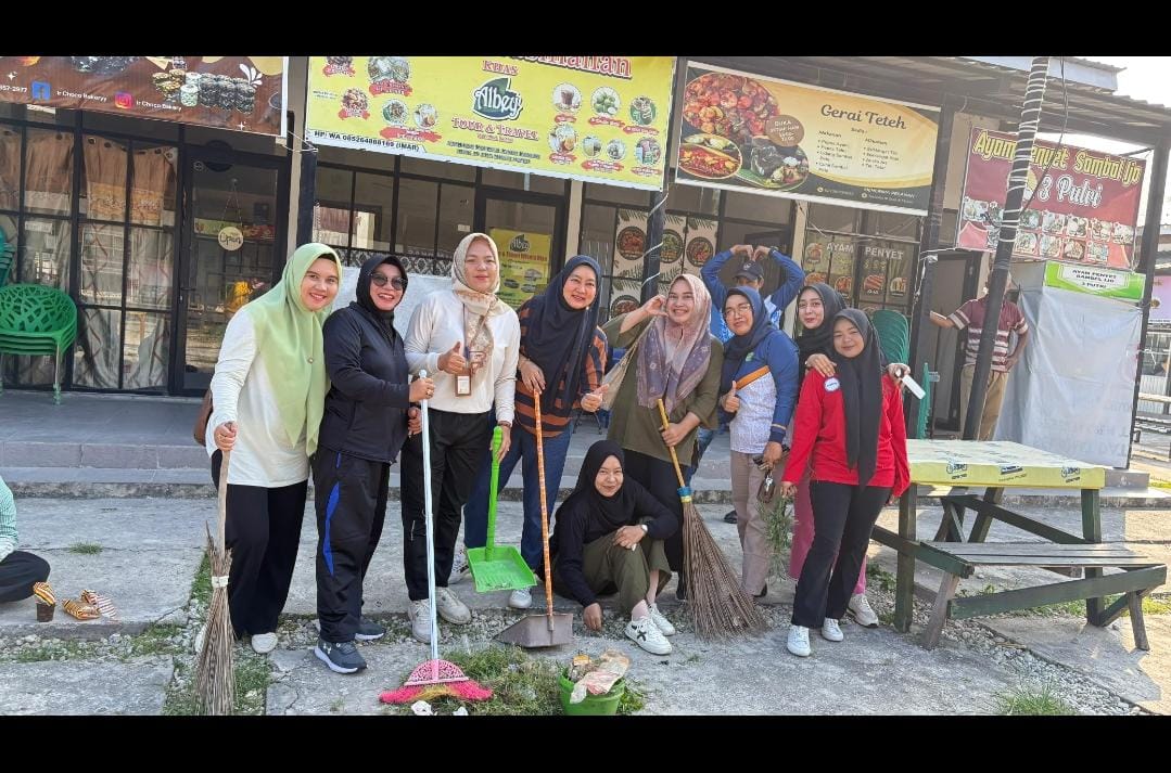 Gotong Royong Diskopar Dumai di Kampung Kuliner Jaya Mukti